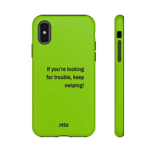 Coque de téléphone Tough amusante - "If You’re Looking for Trouble, Keep Swiping!' for Trendsetters" / "Si vous cherchez des ennuis, continuez de faire défiler !" pour les adeptes de tendances